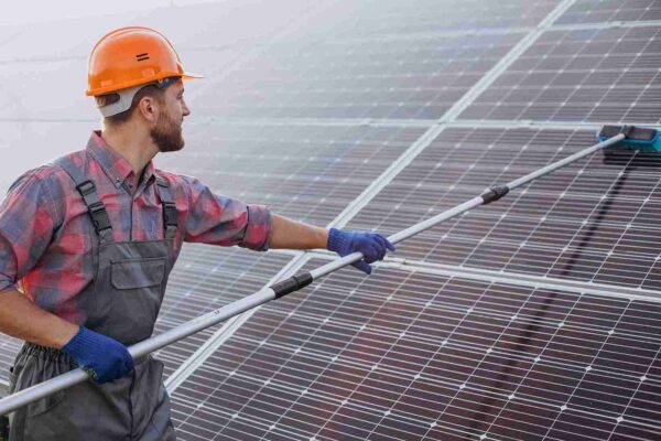 Solar Panel Surface Cleaning in Lahore – The Key to Maximizing Efficiency and Longevity Solar Panel
